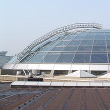 Gebogen buitenbrug zwembad